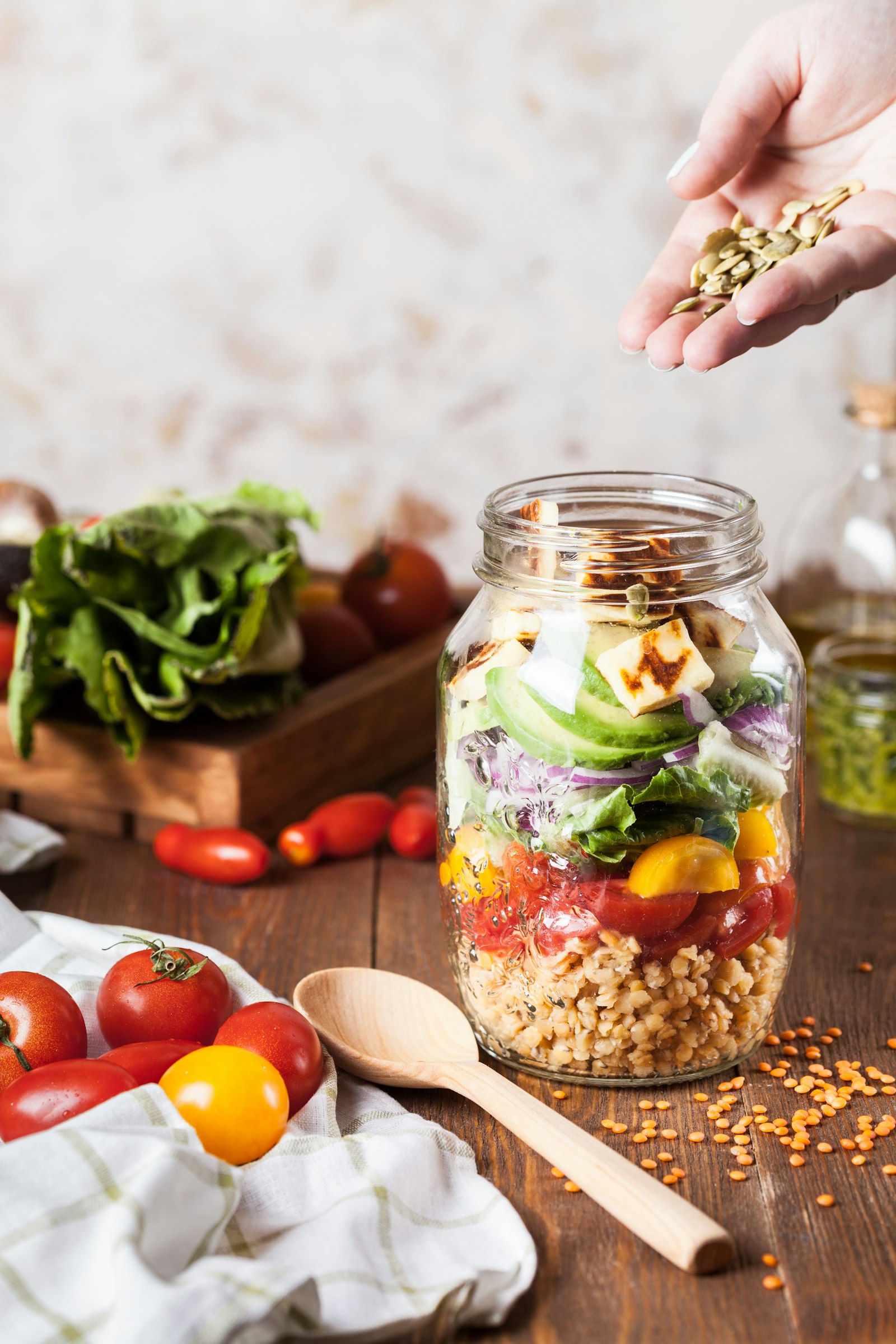 Insalata di cereali e verdure a strati in un barattolo di vetro