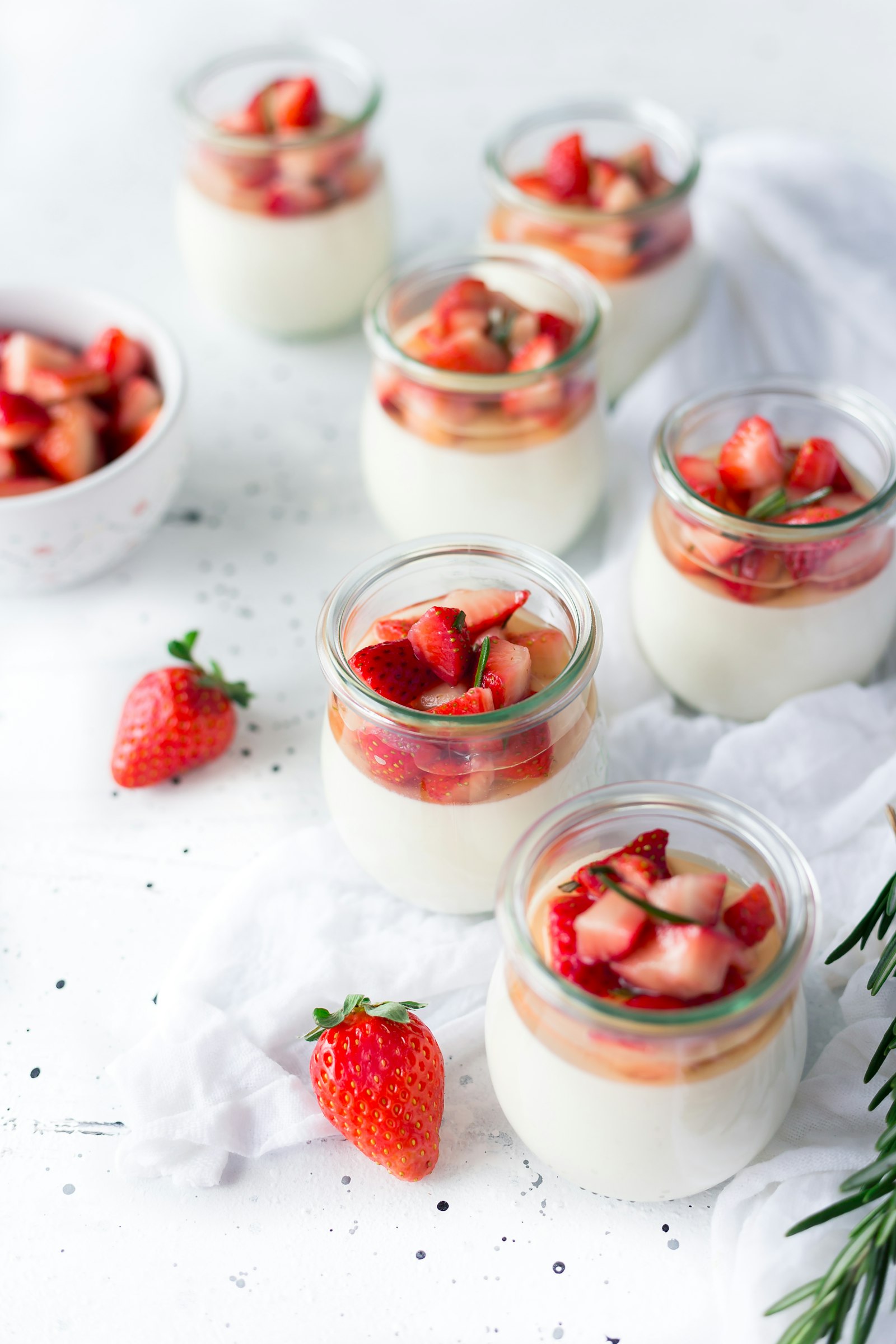 Vasetti di yogurt cremoso con fragole fresche