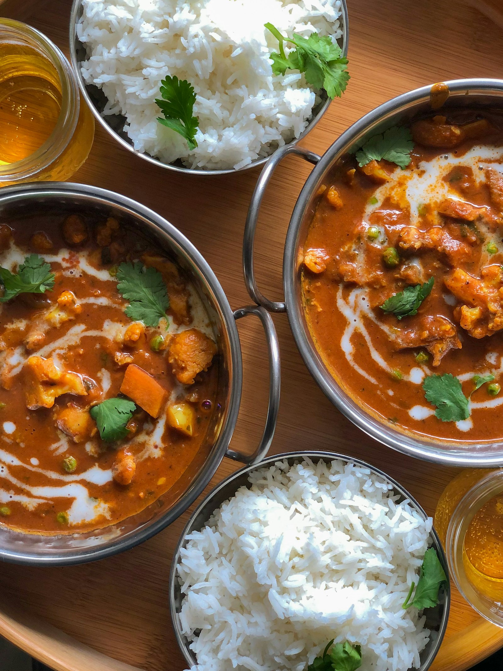 Pentolini di curry con coriandolo fresco e una ciotola di riso